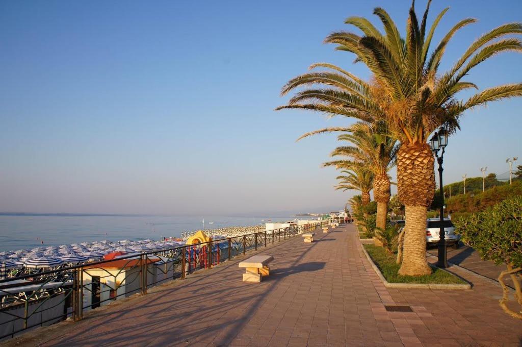 Monolocale Deluxe A 2,7 Km Dal Mare Per 2 Persone Apartment Siderno Bagian luar foto