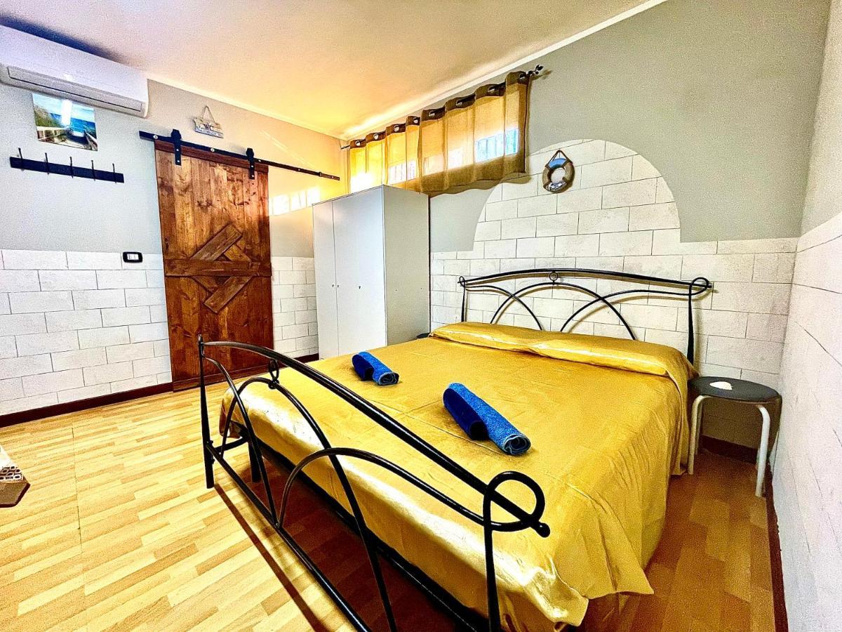 Monolocale Deluxe A 2,7 Km Dal Mare Per 2 Persone Apartment Siderno Bagian luar foto